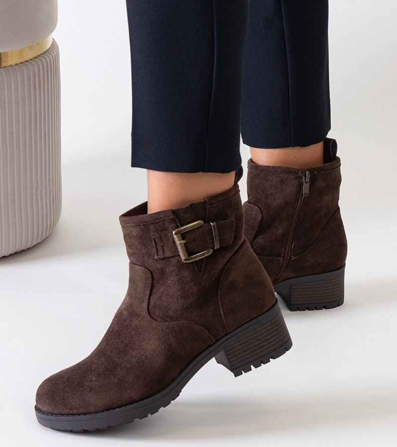 Brązowe botki z metalową wstawką na niskim słupku eko-zamsz