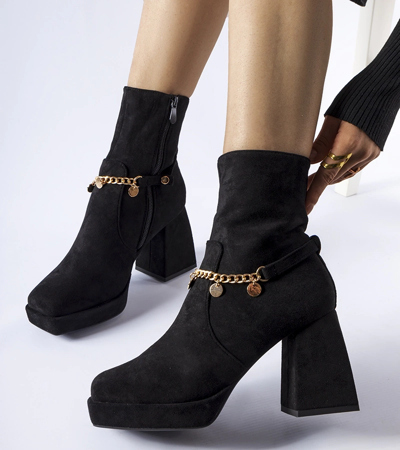 Czarne ocieplane botki z wisiorkiem