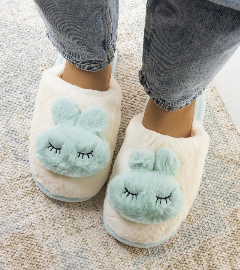 Niebieskie puchate kapcie