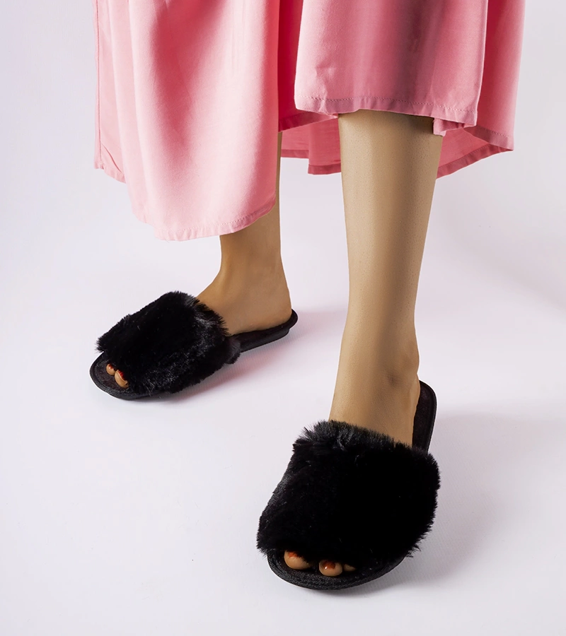 Czarne kapcie zdobione futerkiem