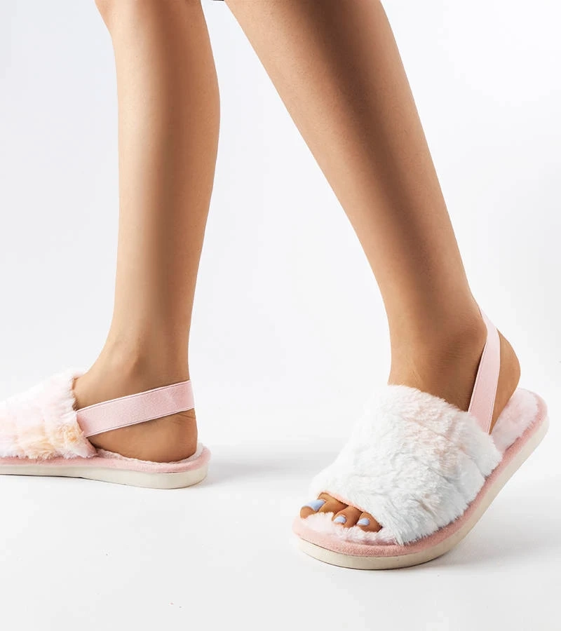 Błękitne puchate kapcie typu klapki