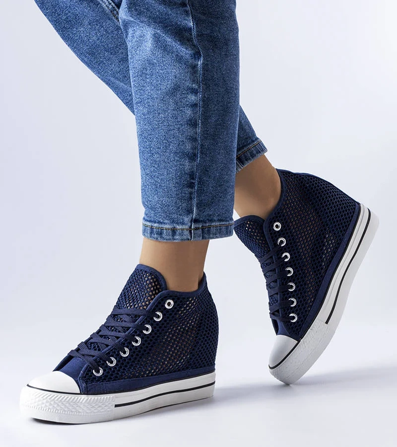 Ażurowe trampki w kolorze granatowym