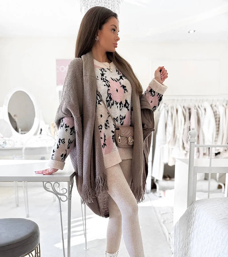 Brązowa narzutka z frędzlami