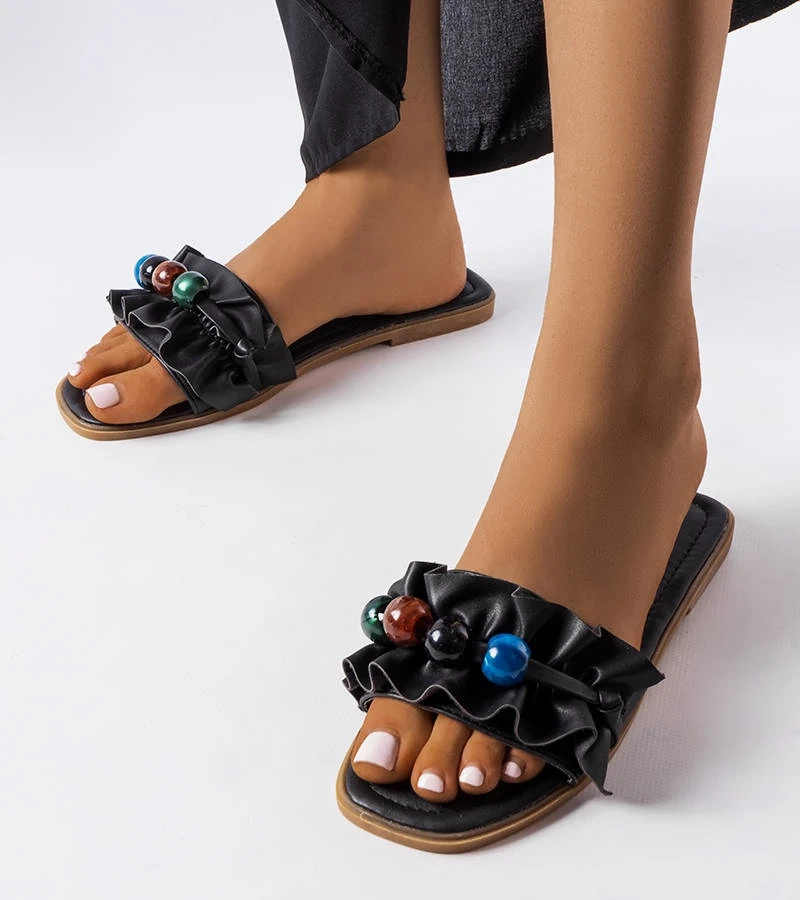 Czarne klapki z marszczeniem i koralami