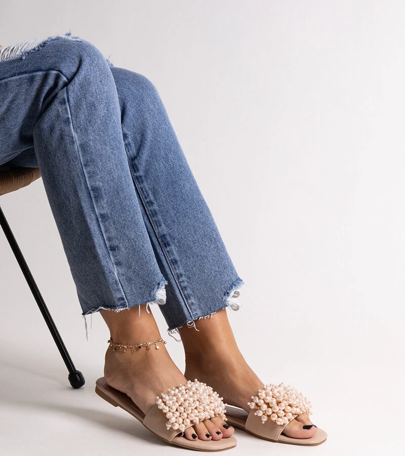 Beżowe klapki zdobione koralikami