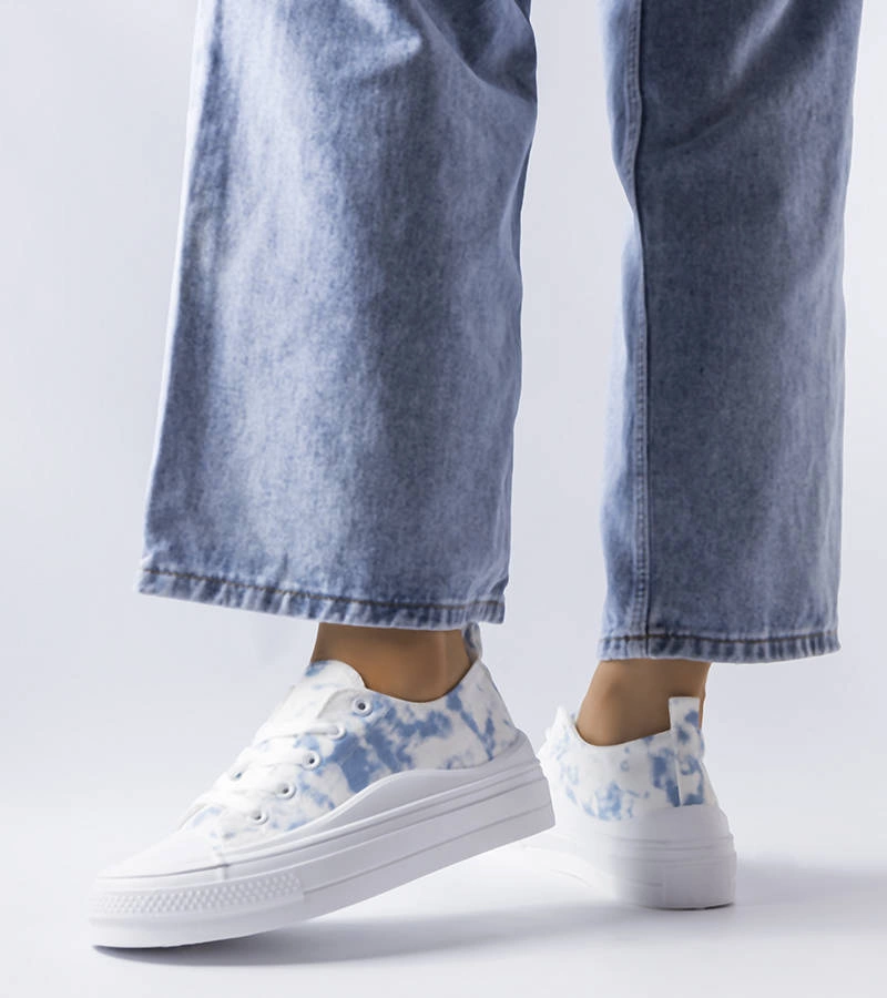 Biało-niebeiskie trampki na wysokiej podeszwie