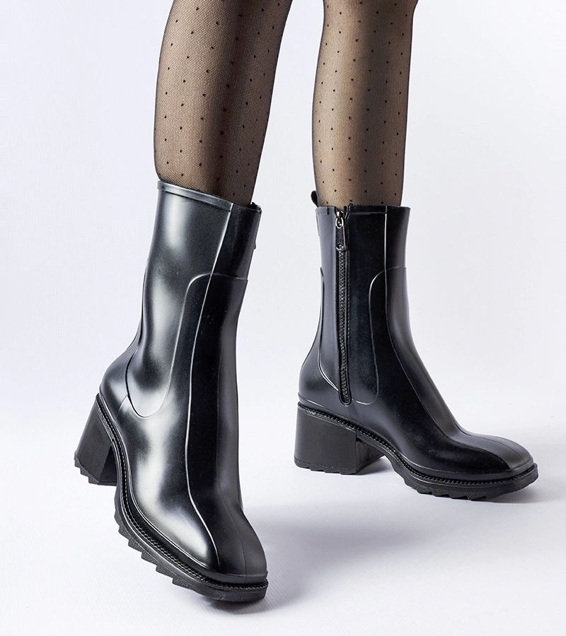 Czarne zapinane kalosze na klocku