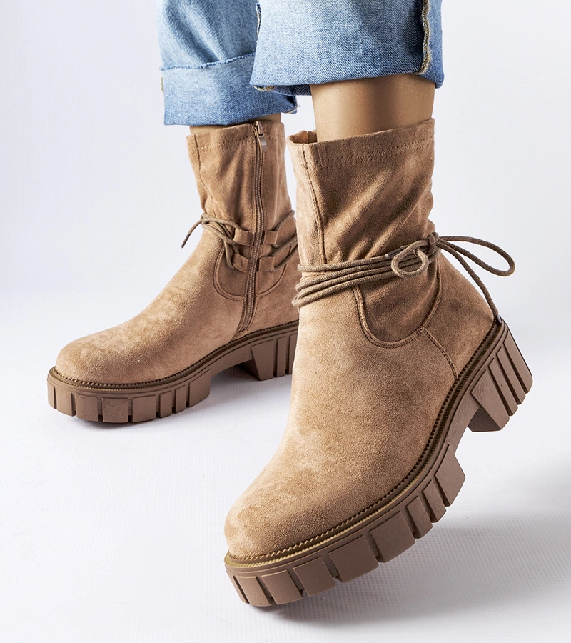 Beżowe botki z wiązaniem