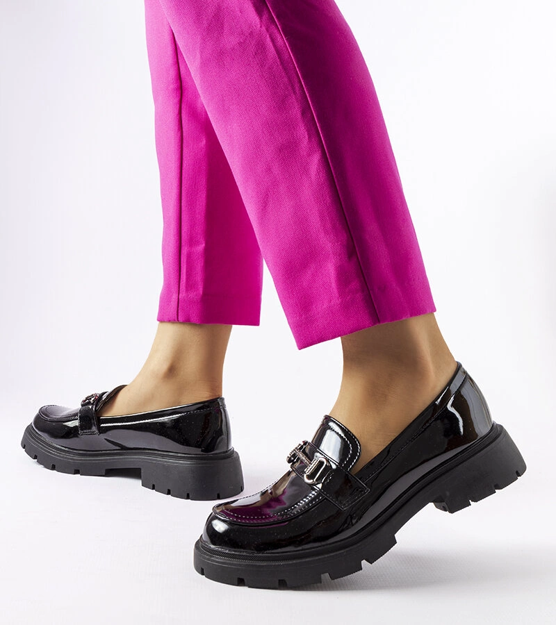 Czarne lakierowane mokasyny z cyrkoniami