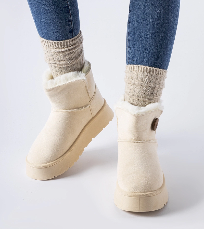 Beżowe ocieplane śniegowce z guzikiem