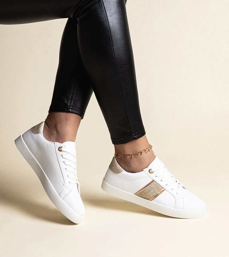 Biało-złote sneakersy z ozdobnym paskiem