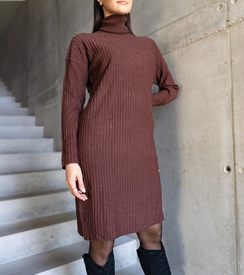 Brązowa sukienka połyskująca midi z golfem