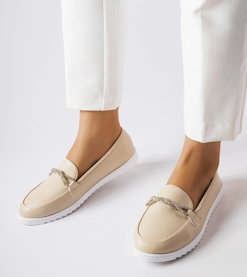 Beżowe mokasyny z błyszczącą aplikacją