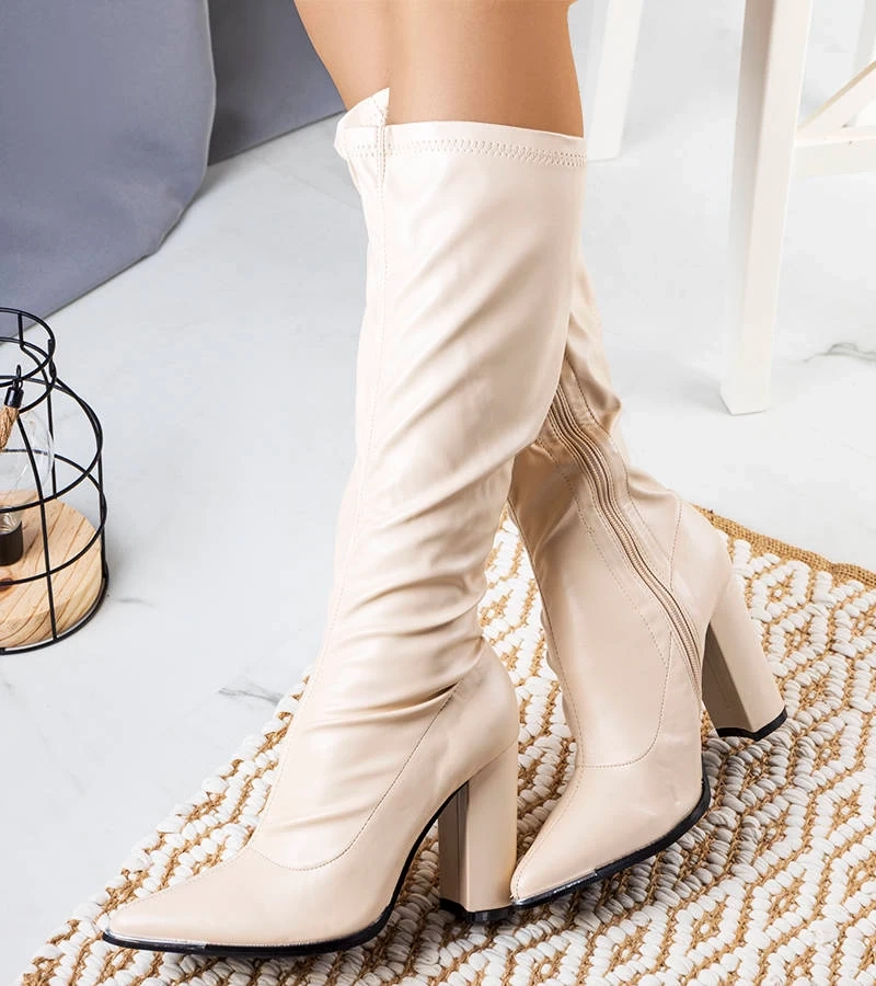 Beżowe kozaki  na obcasie