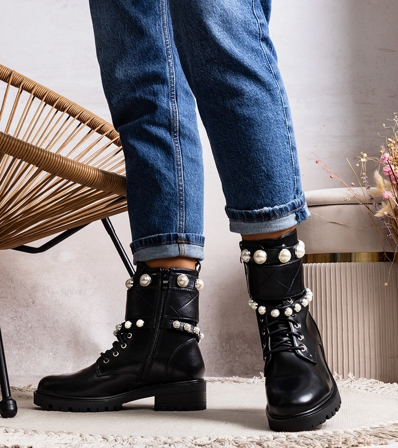 Czarne traperki z perłami