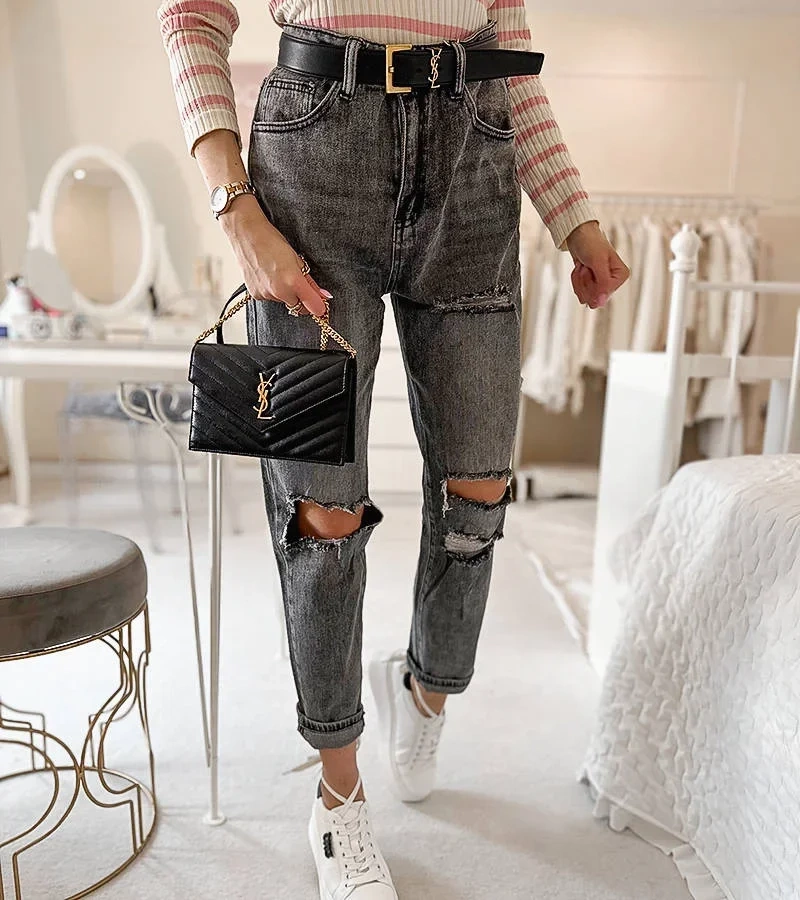 Szare jeansy z wysokim stanem w stylu mom z przetarciami