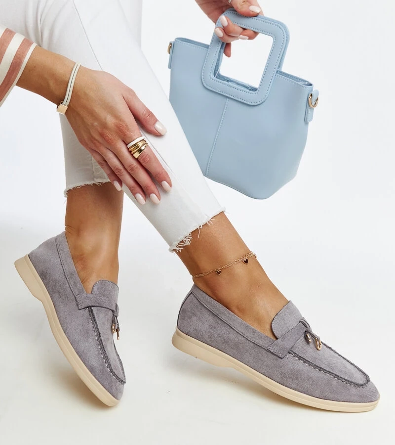 Szare mokasyny z metalową zawieszką