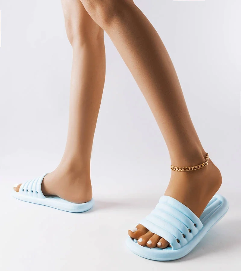 Niebieskie gumowe klapki