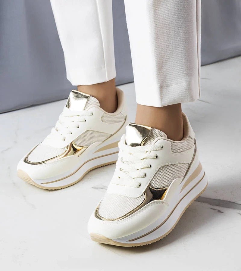 Beżowe snekersy na płaskiej grubej podeszwie