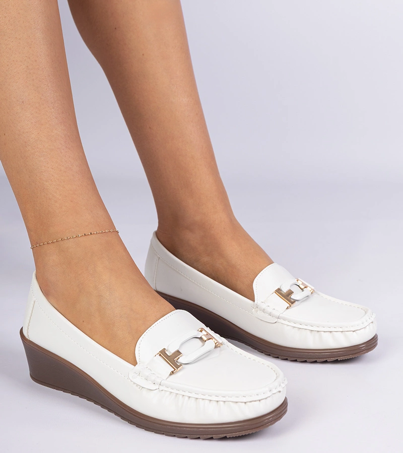 Hers Białe mokasyny damskie na koturnie z ekoskóry