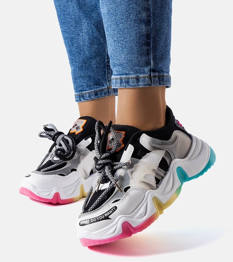 Sportowe czarne obuwie na grubej podeszwie