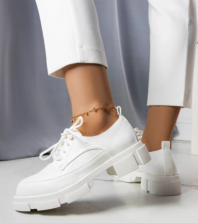 Białe półbuty wiązane na masywnej podeszwie