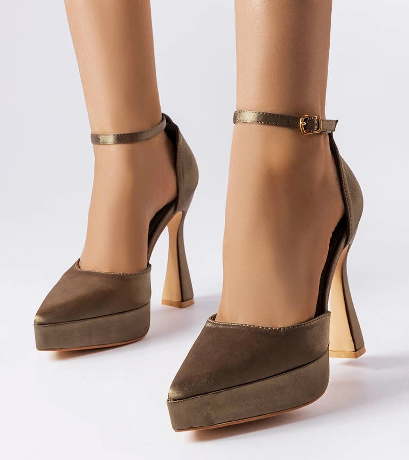 Oliwkowe czółenka na wysokim słupku