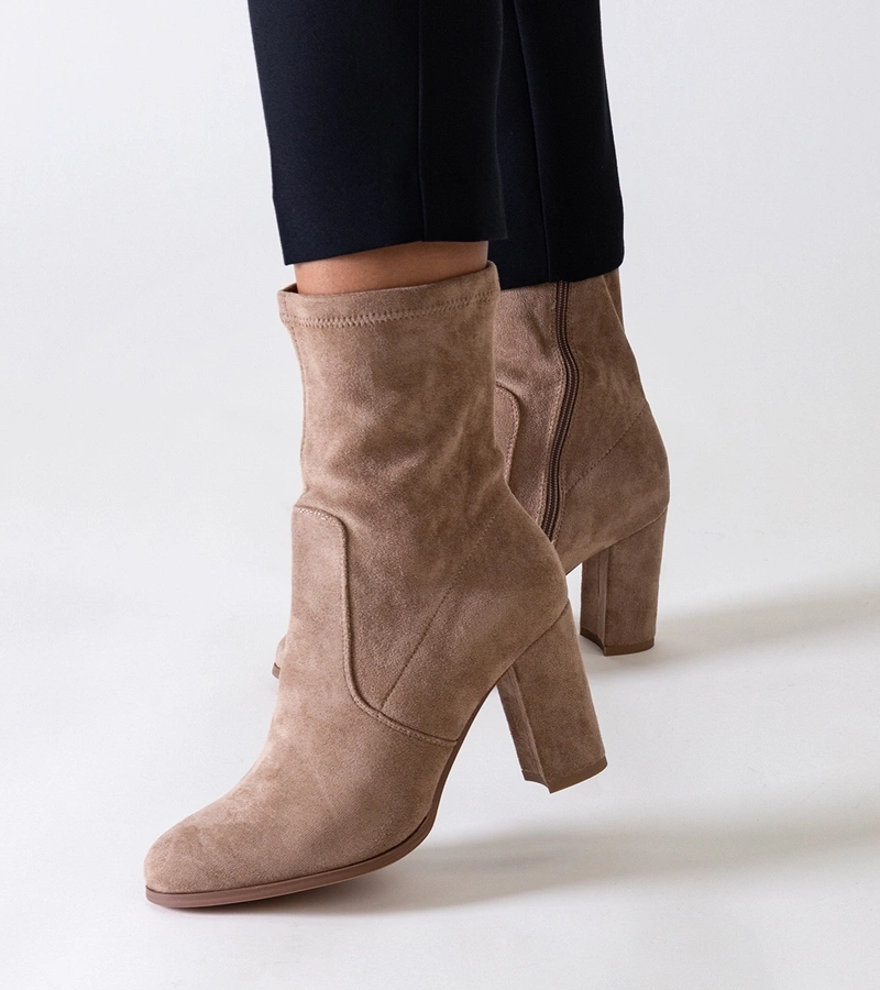 Beżowe dopasowane botki na wysokim słupku eko-zamsz