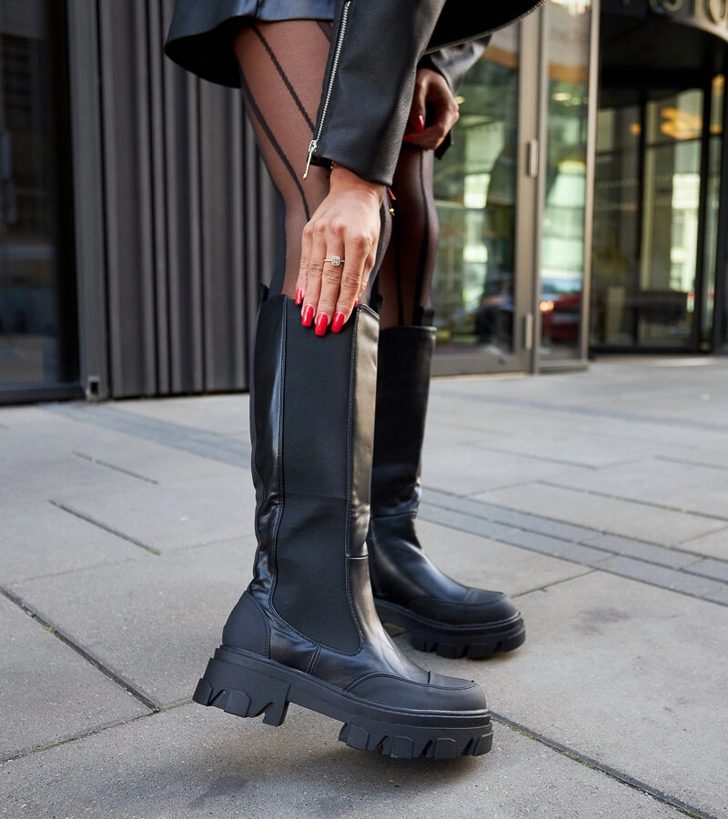 Czarne masywne kozaki z bieżnikiem