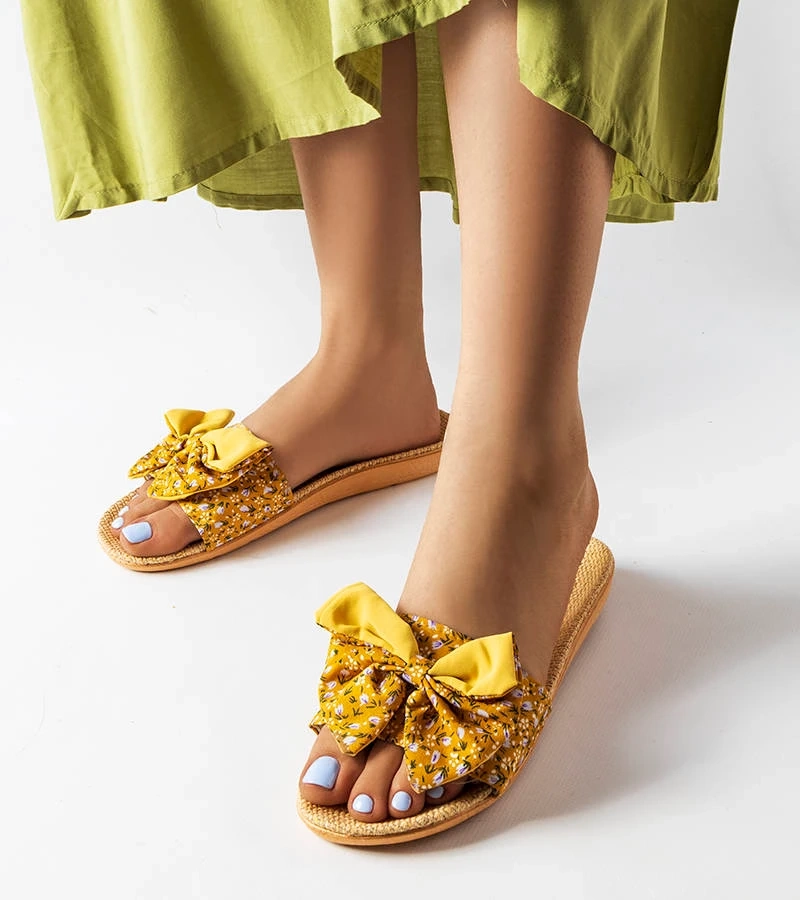Żółte klapki zdobione kokardką