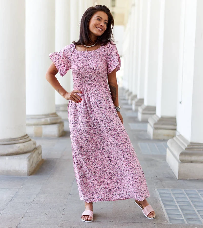 Różowa sukienka midi w kwiaty