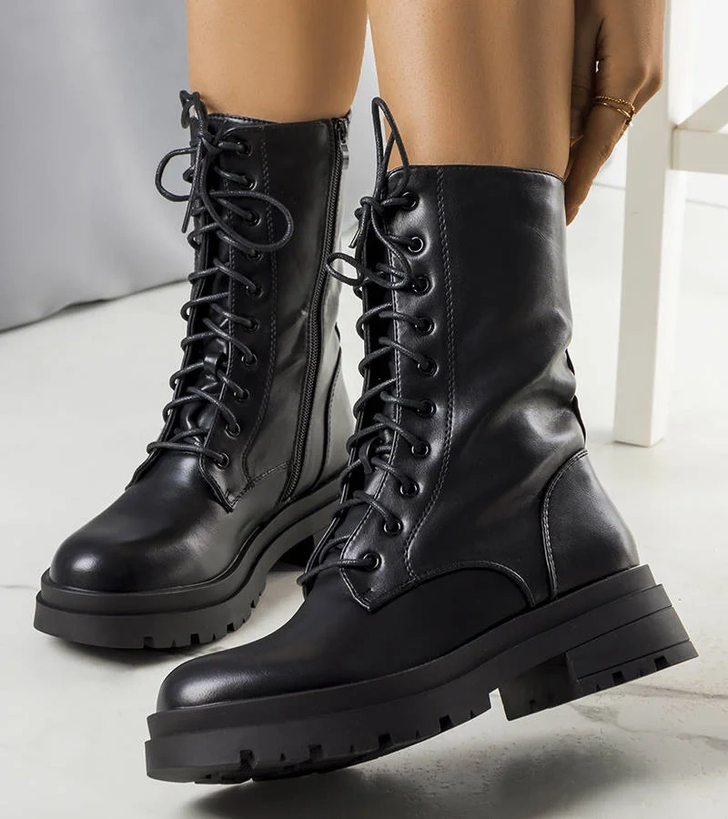 Czarne ocieplane botki z wiązaniem