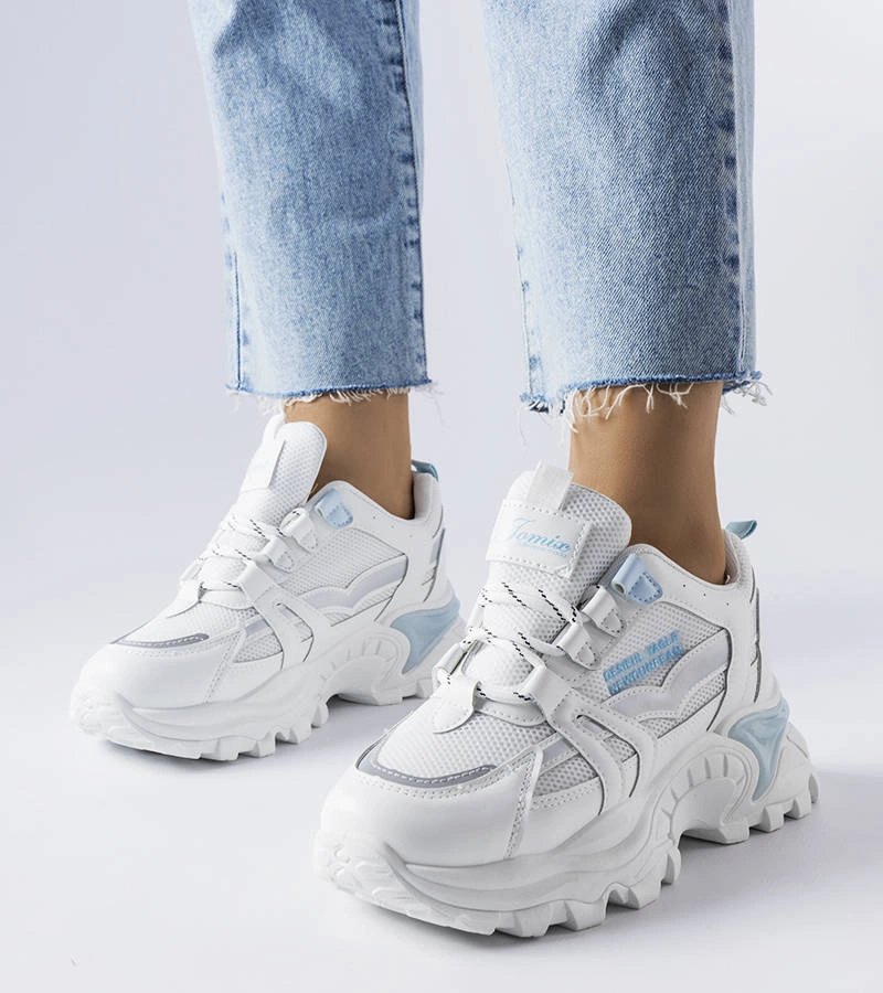 Niebieskie sportowe sneakersy