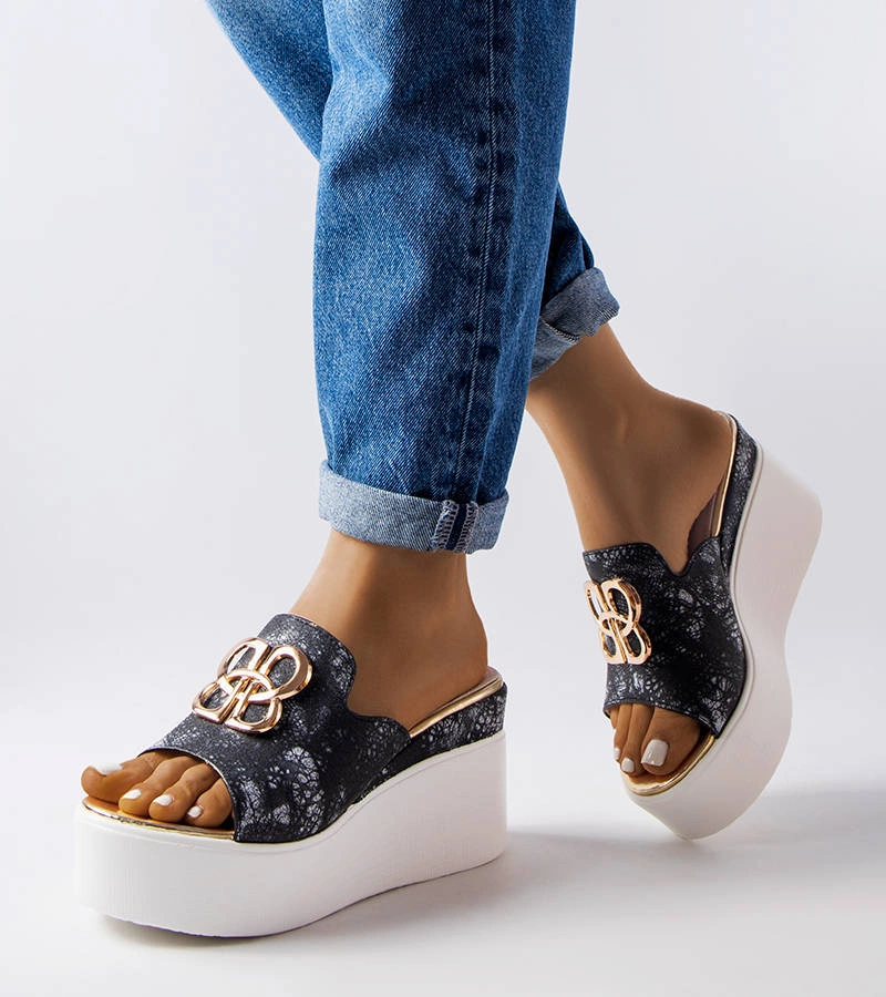 Czarne klapki na koturnie