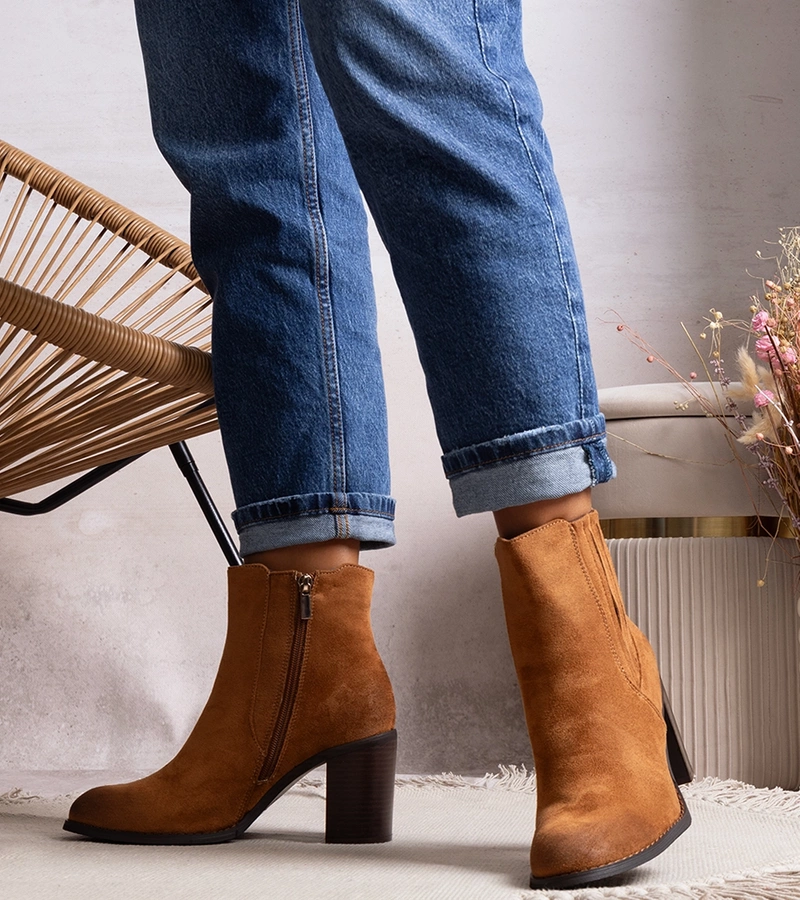 Brązowe botki na słupku