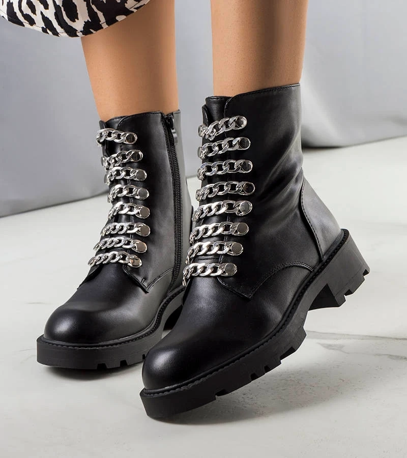 Czarne botki z łańcuszkami