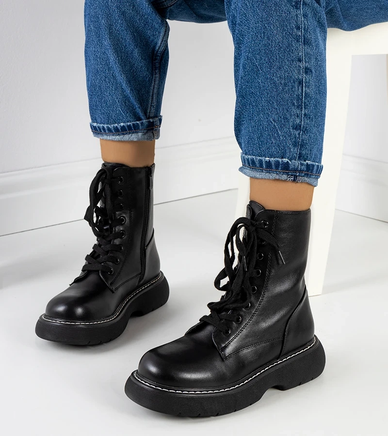 Czarne glany na grubej podeszwie