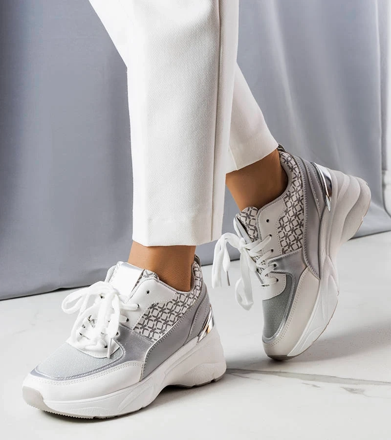 Szary snekersy na koturnie zdobione monogramem