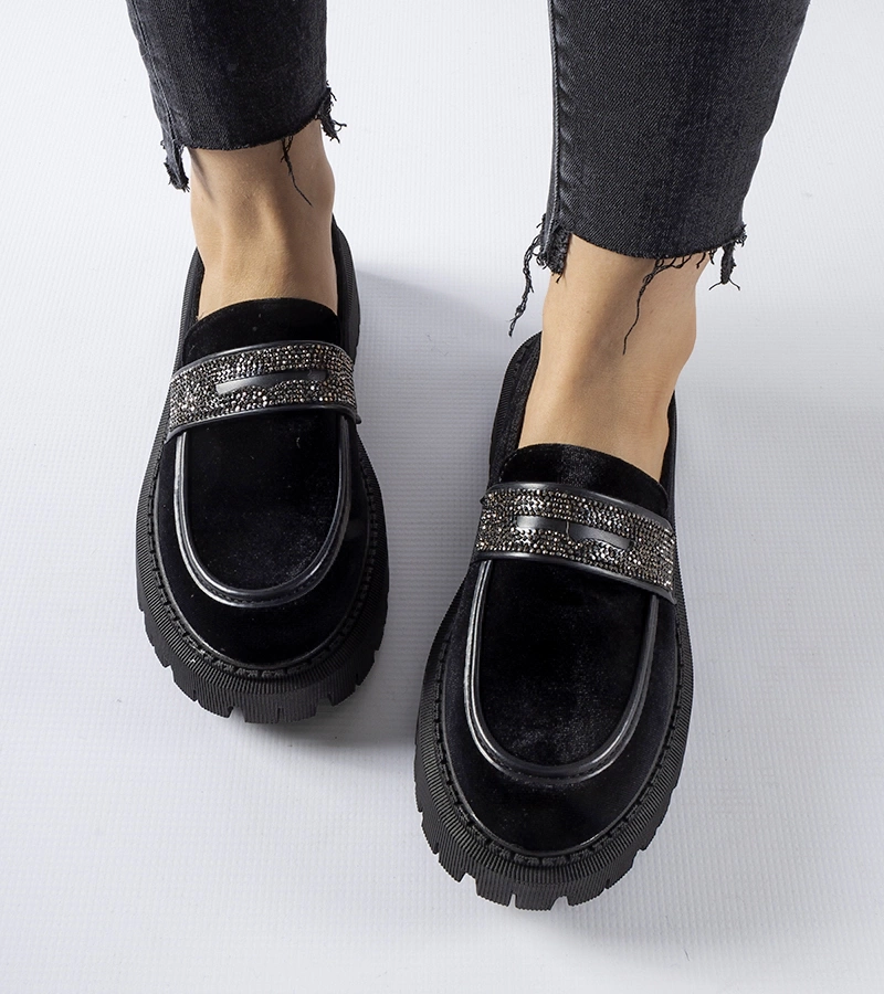 Czarne mokasyny zdobione cyrkoniami