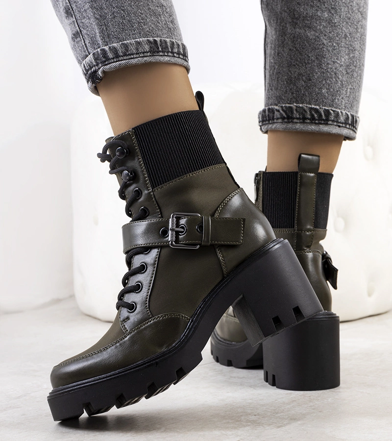 Militarne botki na słupku