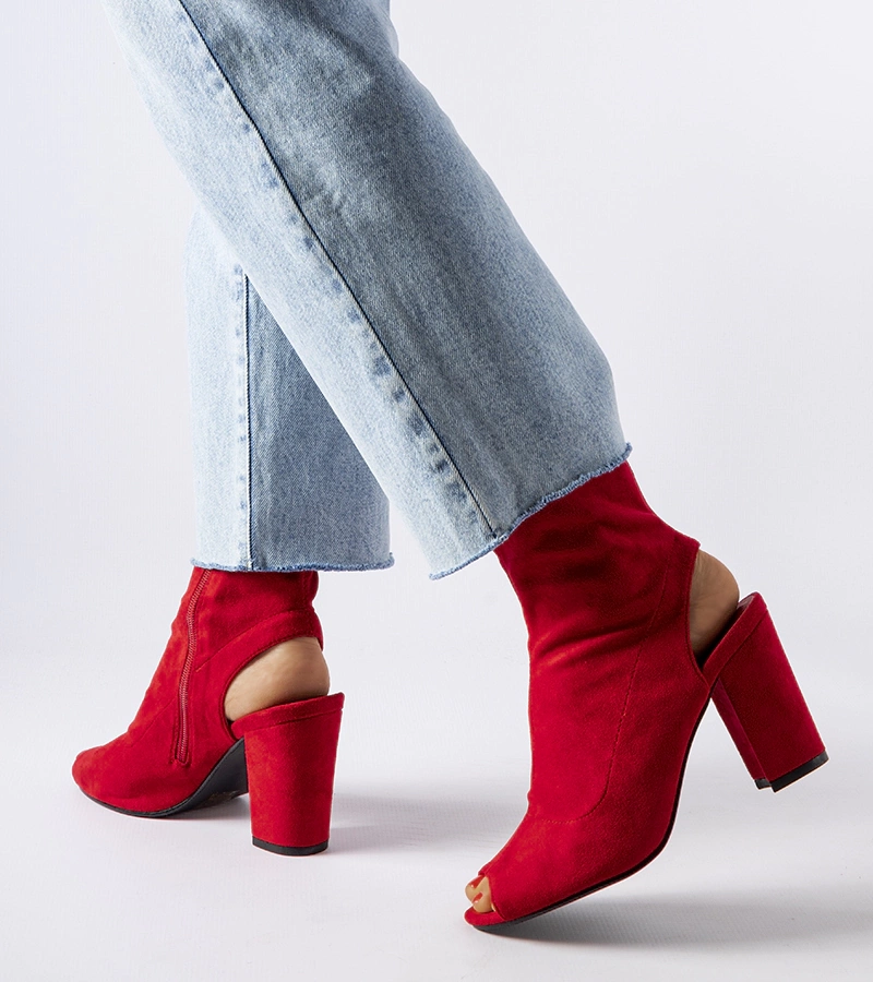 Czerwone botki na słupku