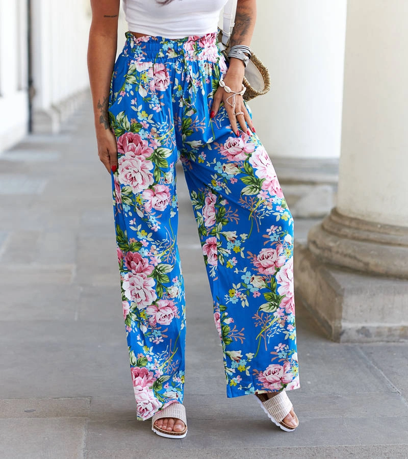 Niebieskie spodnie o swobodnym fasonie w kwiaty