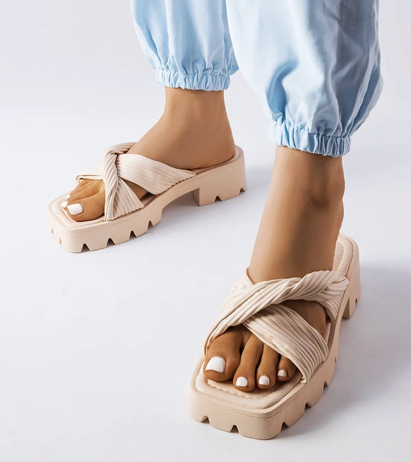 Beżowe klapki na masywnej podeszwie