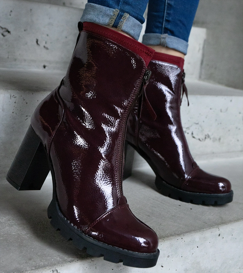 Bordowe lakierowane botki na słupku zdobione zapięciem