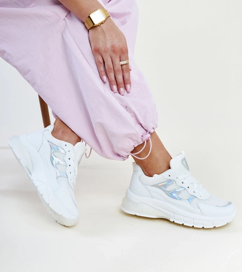 Białe sneakersy na grubej podeszwie