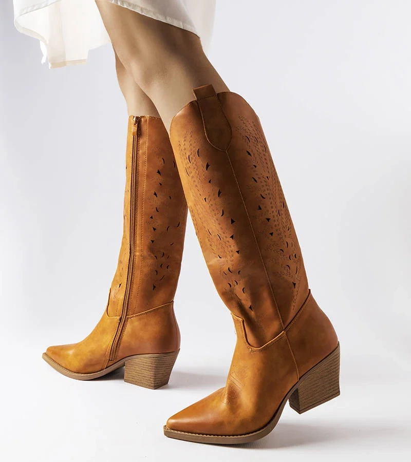 Brązowe kozaki typu kowbojki