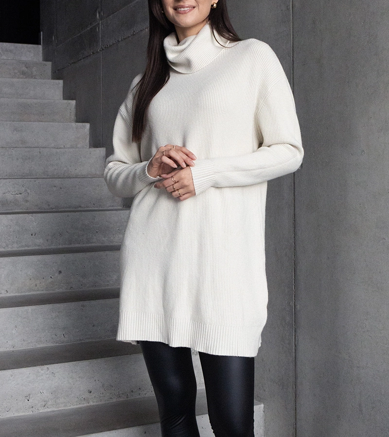 Długi biały miękki sweter z golfem