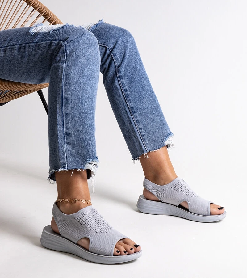 Szare sandałki na platformie