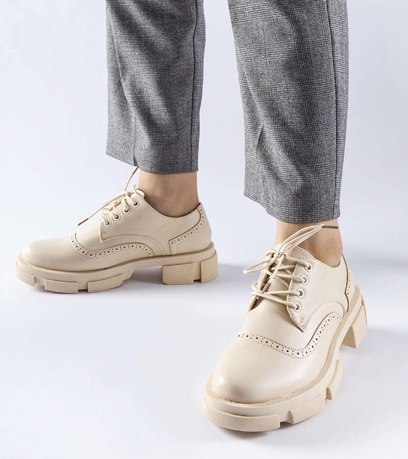 Beżowe wiązane półbuty