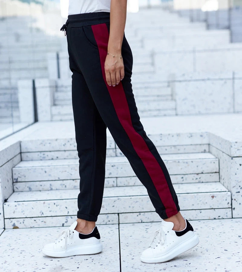 Czarne spodnie dresowe z czerwonymi paskami